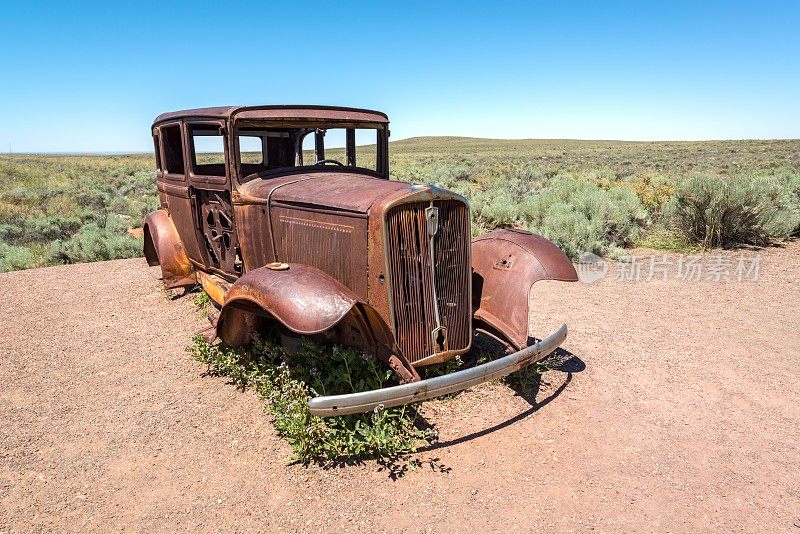 亚利桑那州沙漠中被遗弃的汽车