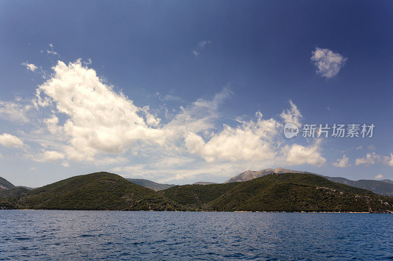 希腊梅加尼西岛上空蓬松的云朵
