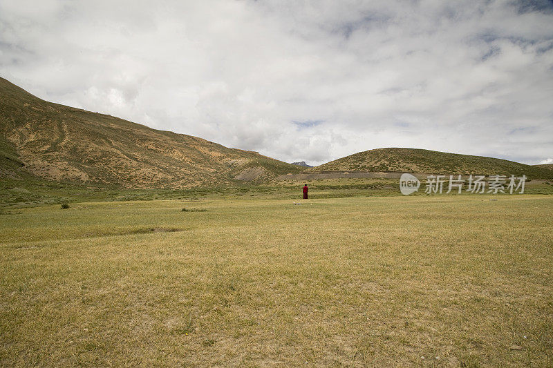 高山和多云的天空