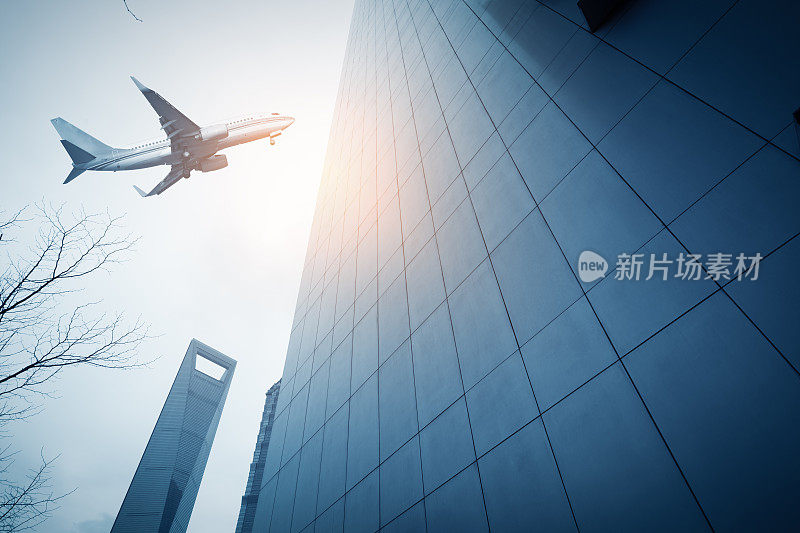 上海的摩天大楼和空中的飞机