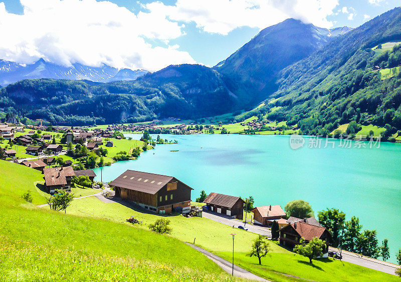图恩湖(图恩湖)在一个美丽的夏天五颜六色的观点，图恩，瑞士，欧洲。