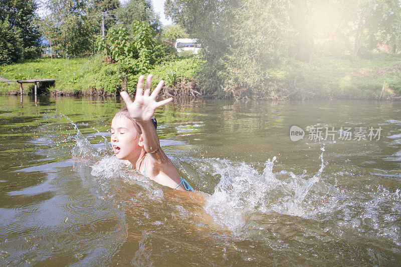 在河里游泳的孩子。女孩在河里游泳。