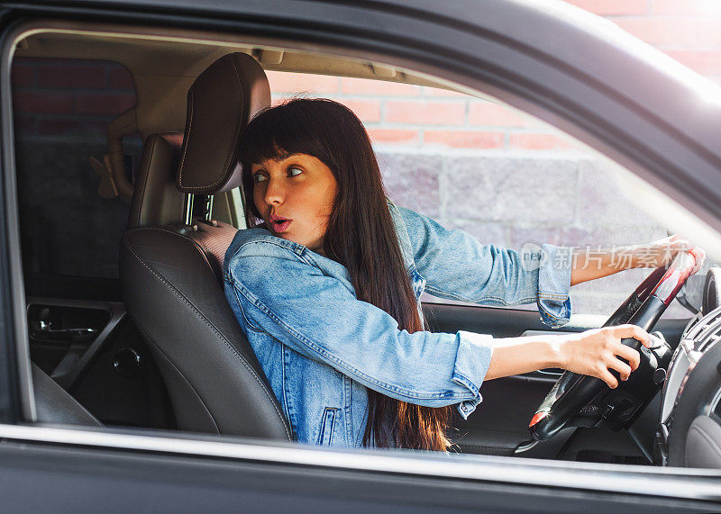 女孩正在停车。