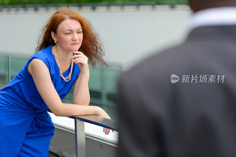 年轻的非洲商人和年轻的女商人一起反对泰国曼谷的城市的肖像