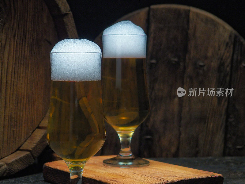 乡村酒吧柜台上的啤酒