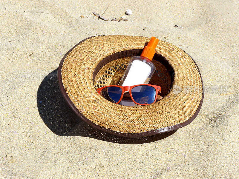 沙滩上的太阳帽