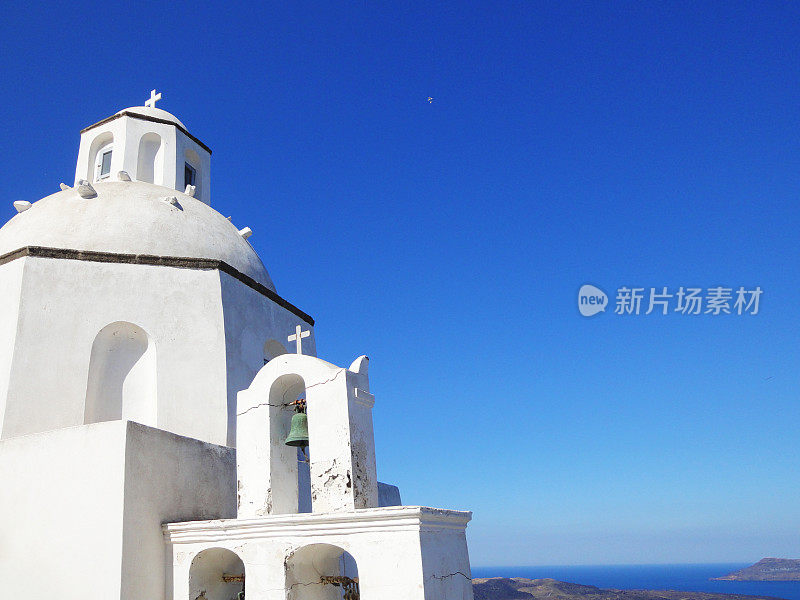 希腊圣托里尼岛的白色圆顶教堂