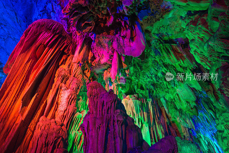 地下洞穴的彩色照明
