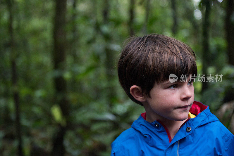 疲惫的孩子在亚马逊丛林