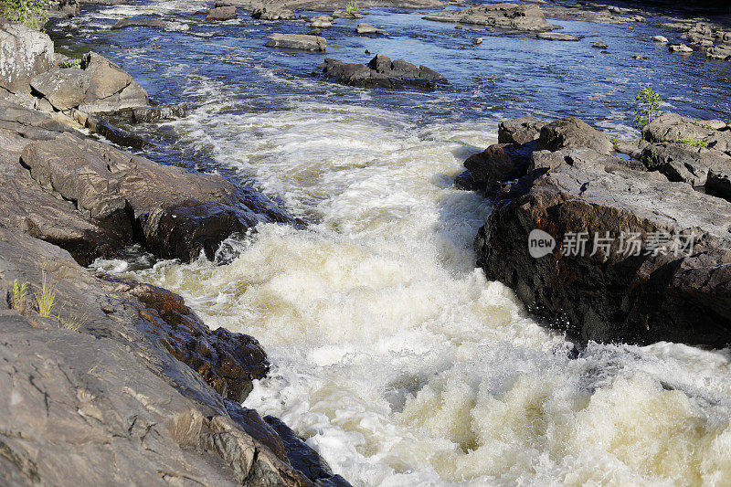 岩石间流动的河流