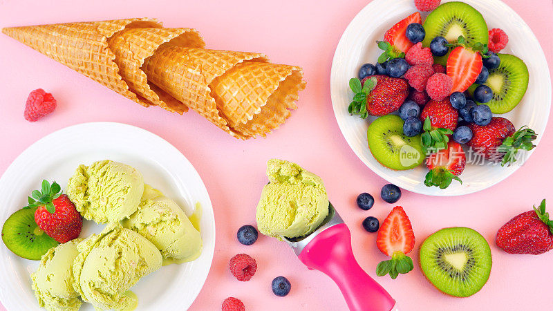 抹茶绿茶冰淇淋，华夫筒和新鲜水果摊在上面