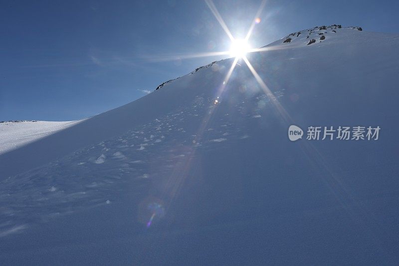 太阳从山脊升起。