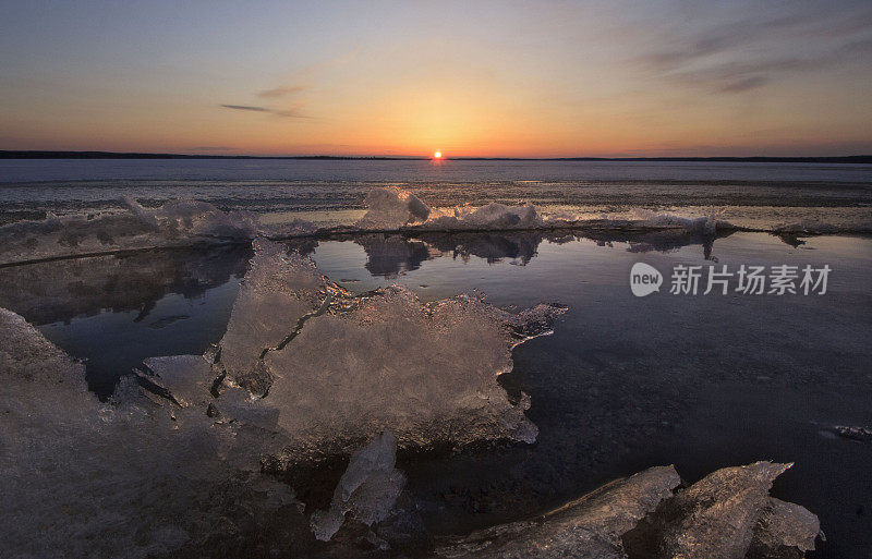 希金斯湖冰块春天日落