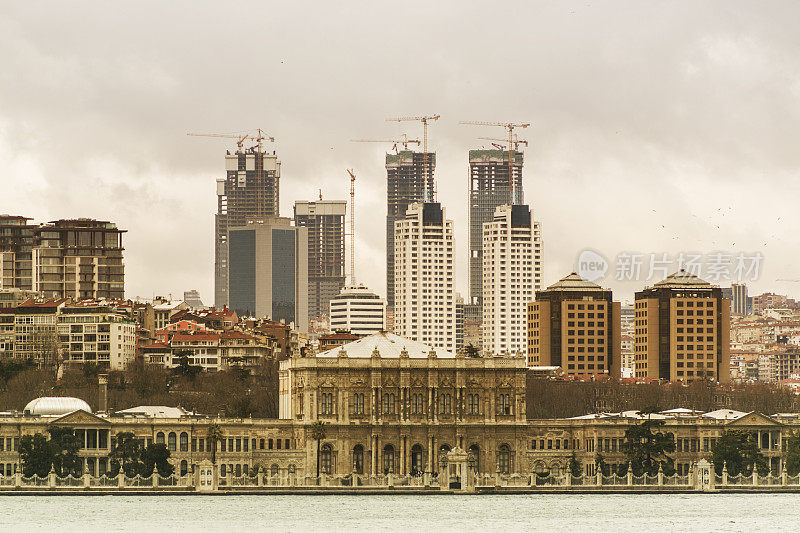 土耳其伊斯坦布尔贝西克塔斯博斯普鲁斯海岸的多玛巴赫切宫殿和摩天大楼