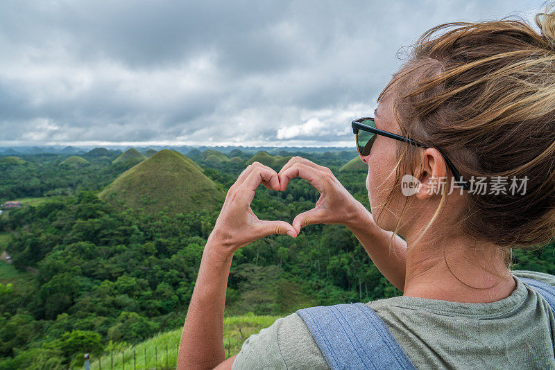 在菲律宾薄荷的巧克力山旅行的女人让人心动