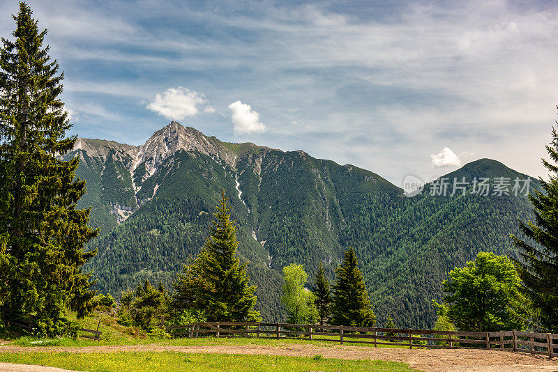 从奥地利阿尔卑斯山Gschwandtkopf山顶的山景