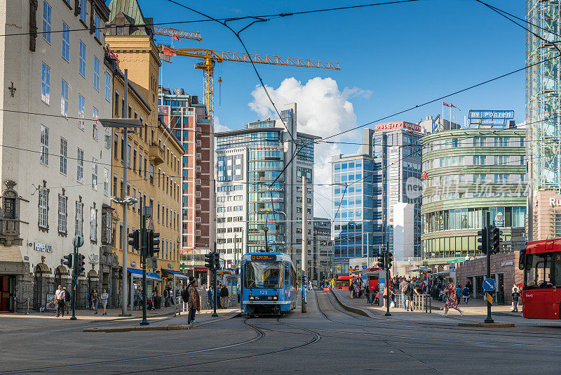 挪威奥斯陆，行人挤在一条繁忙的街道上