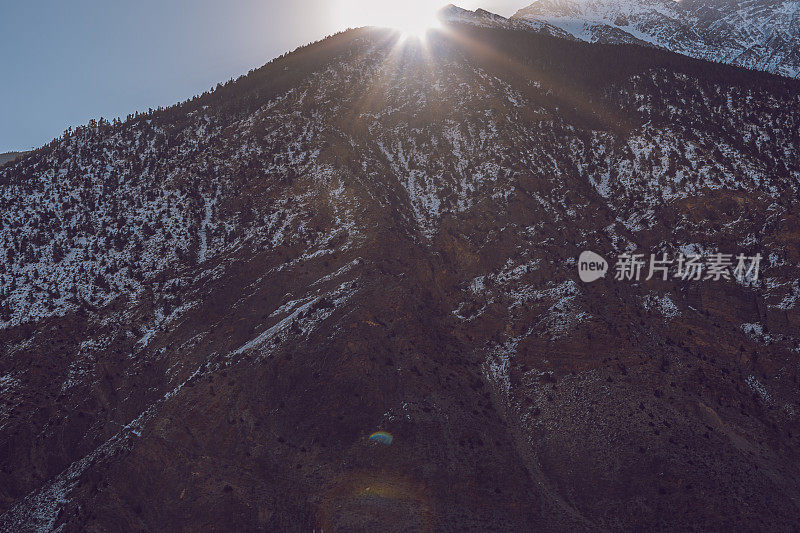 明亮的太阳照在山顶上