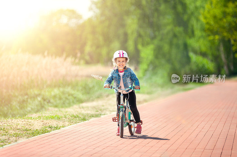 治疗骑自行车的小女孩