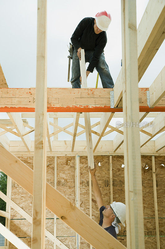 建筑工人正在建造房屋