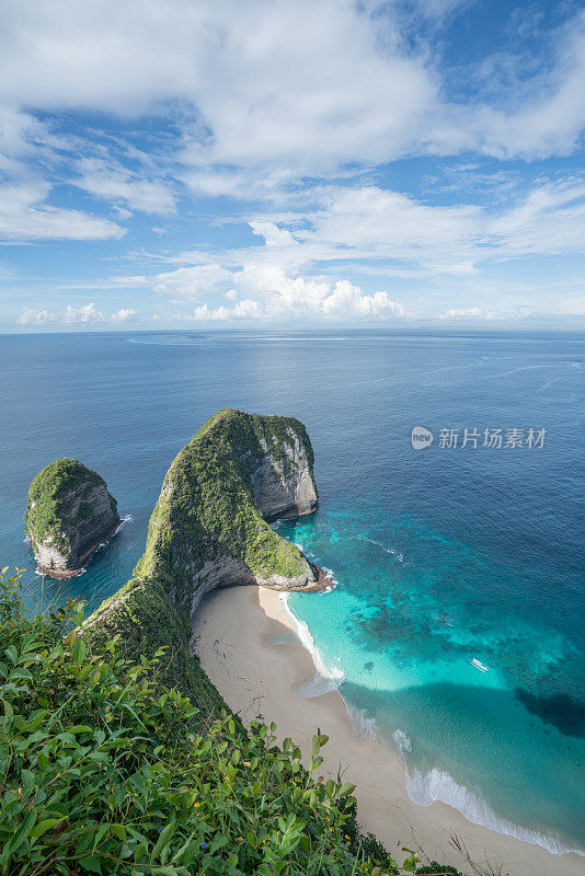 无人俯瞰的克林金海滩的壮丽景色——蓝色和绿色，美丽的山在海上形成。旅游目的地度假概念自然风景