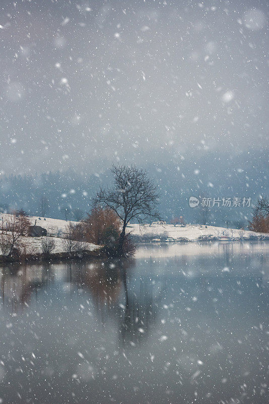 湖边正在下雪