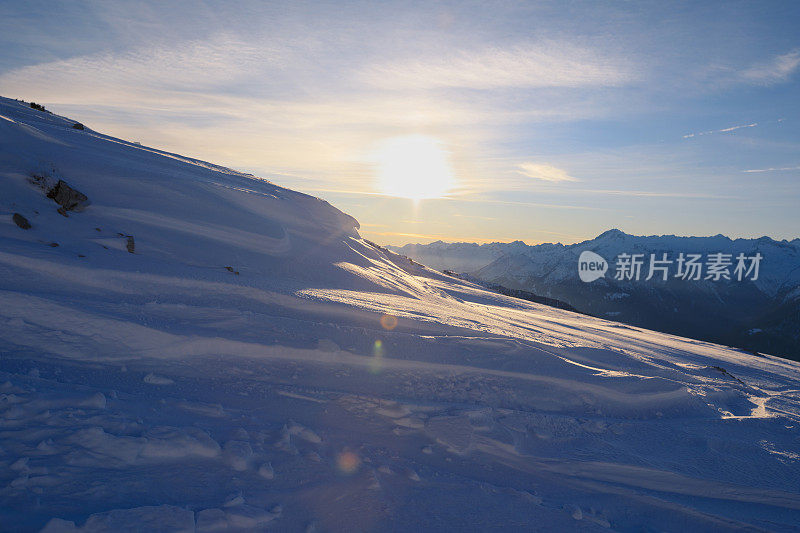 山顶的高山景观。意大利阿尔卑斯山滑雪场。航道Tonale。意大利、欧洲。