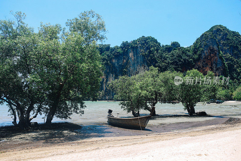 泰国甲米省著名的拉伊海滩旁的悬崖和树木