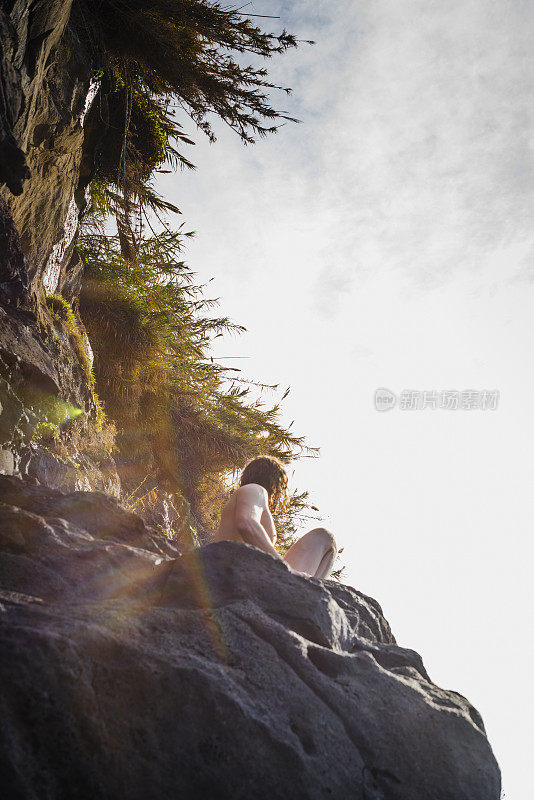 马德拉风景，人在海里游泳后坐在岩石上