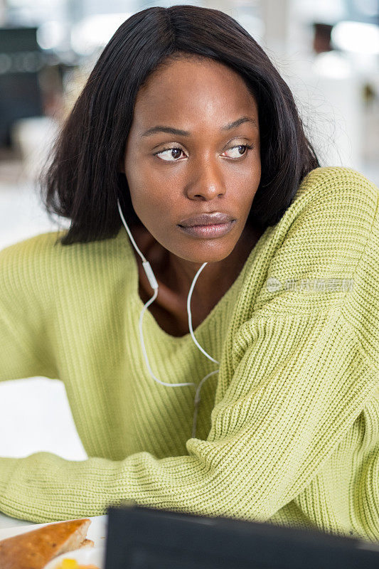 年轻的黑人妇女在吃午饭