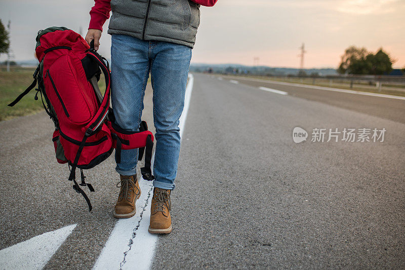 一个人走在郊区空旷的路上