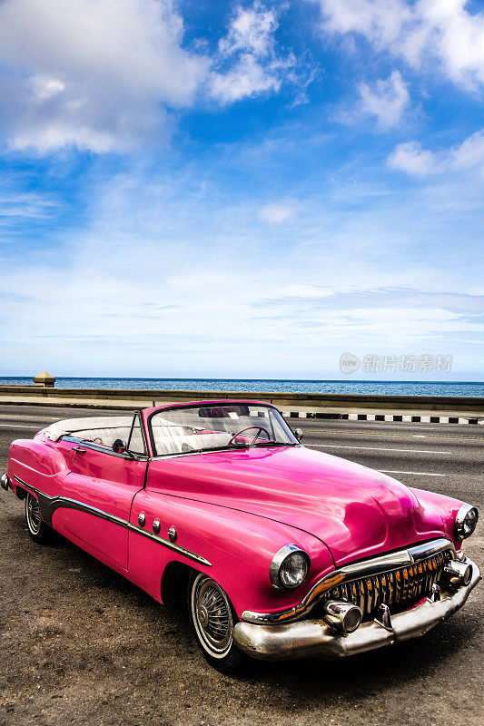 古巴哈瓦那的粉色老式美国车