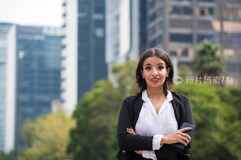 拉丁美洲的女商人正在搬家