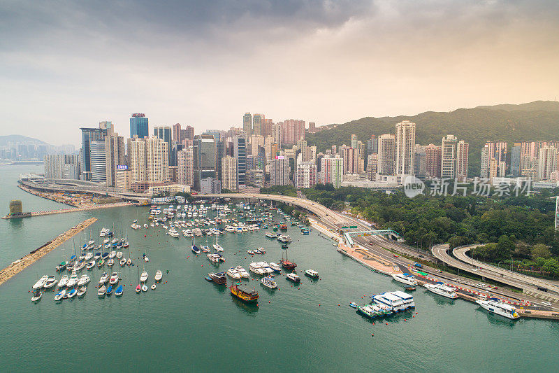 鸟瞰图的香港城市天际线和维多利亚港日落在中国