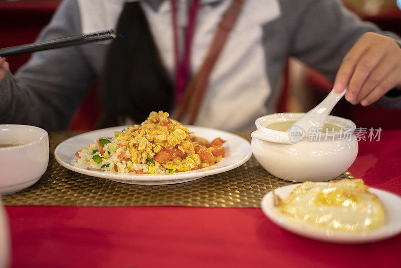 自助早餐:中式炒饭和汤