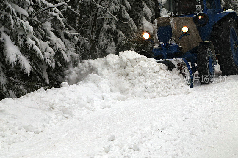 拖拉机清理街道积雪