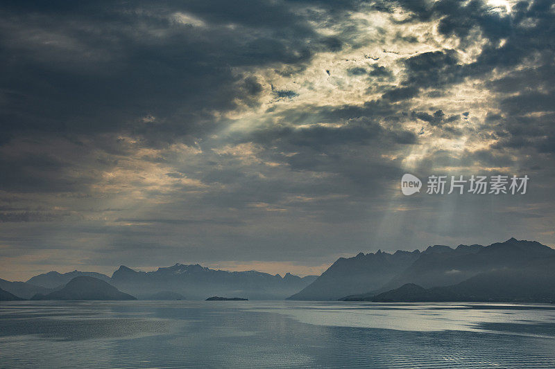 挪威峡湾的午夜太阳