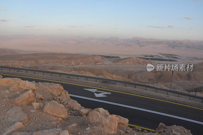 有安全栏杆的蜿蜒道路