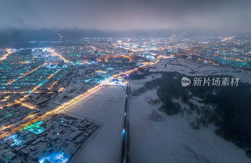 鸟瞰冬季城市景观与夜间照明