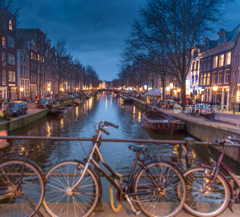 红灯区从街上看阿姆斯特丹的一排排商店，有轨电车游客和自行车在阿姆斯特丹。阿姆斯特丹是荷兰的首都。