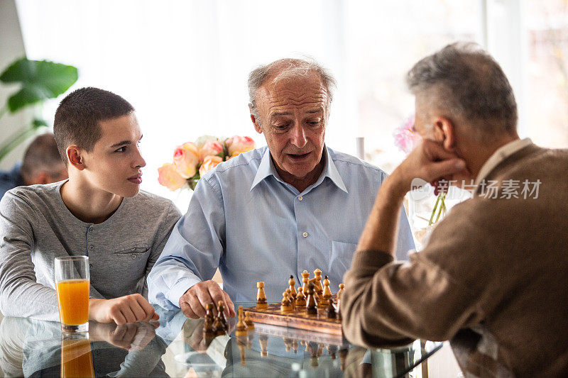 老人和孙子下棋