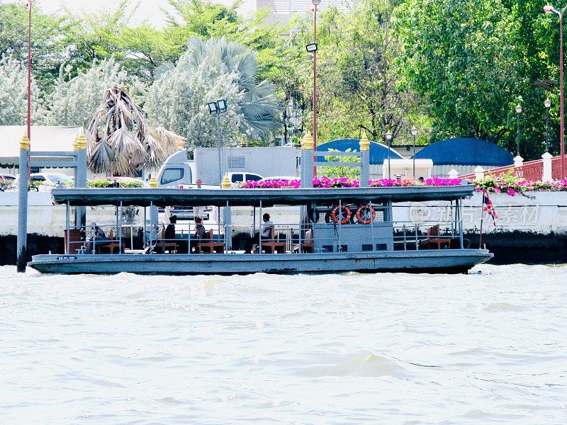 泰国曼谷湄南河上的渡轮