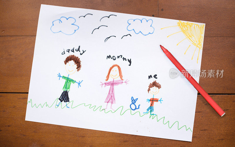 家庭的孩子画画