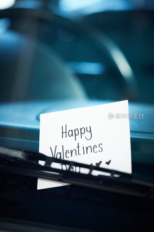 在汽车挡风玻璃雨刷下手写的情人节短信