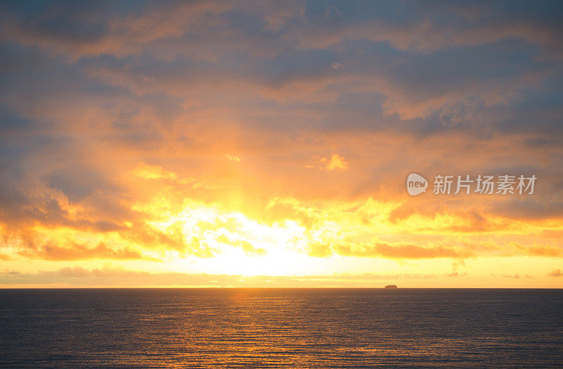 南极泻湖上的日落与漂流的冰山和雪峰的背景，勒梅尔海峡，南极洲