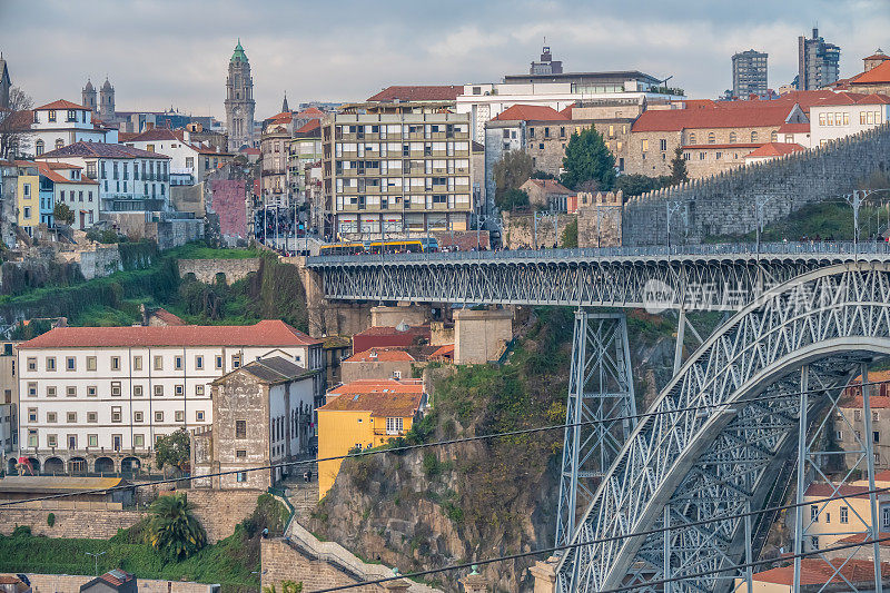 波尔图，葡萄牙第二大城市。位于葡萄牙北部的杜罗河河口。它的历史核心是联合国教科文组织的世界遗产