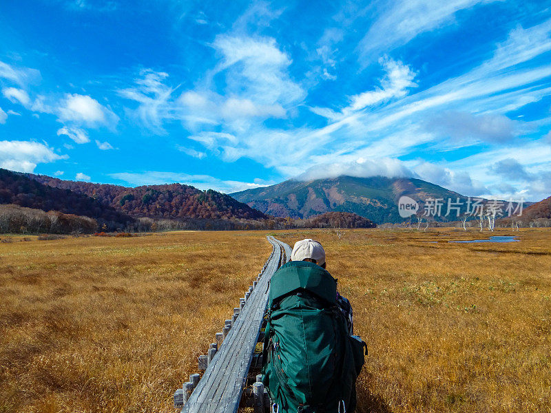 一个在欧兹徒步旅行的人