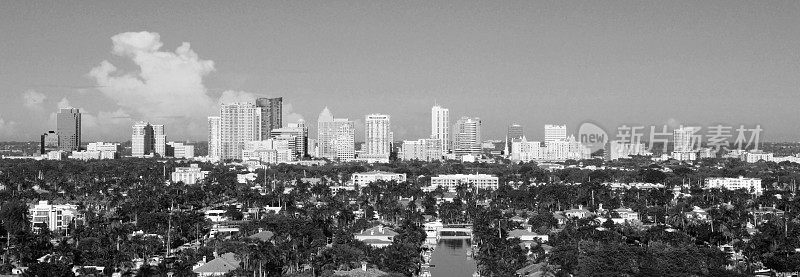 佛罗里达州劳德代尔堡的天际线，在日出时拍摄的黑白照片