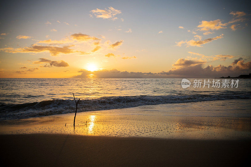 夏威夷考艾岛南端凯卡哈海滩上的晚霞