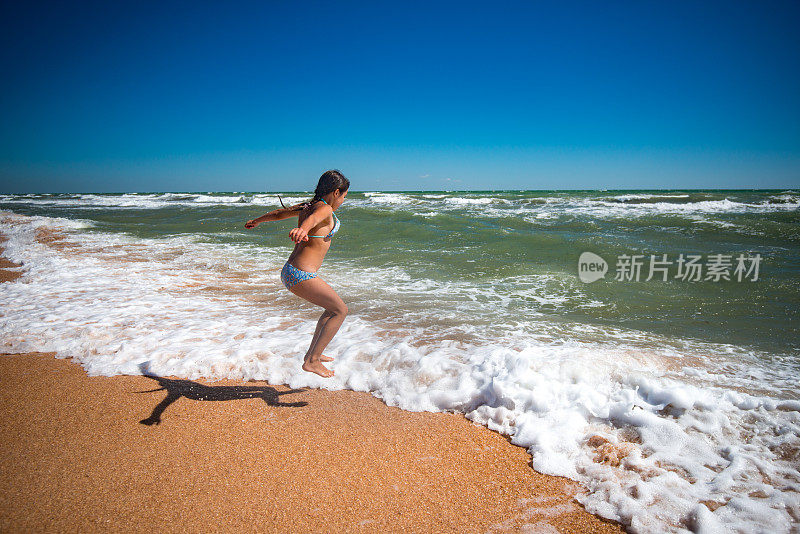 飞溅的海水。